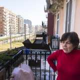 Incontriamo la 60enne Anna che abita qui dal 1998 e che ci invita ad entrare nel suo appartamento situato al primo piano. Ci affacciamo al balcone dal quale si ha una vista completa dei binari della ferrovia